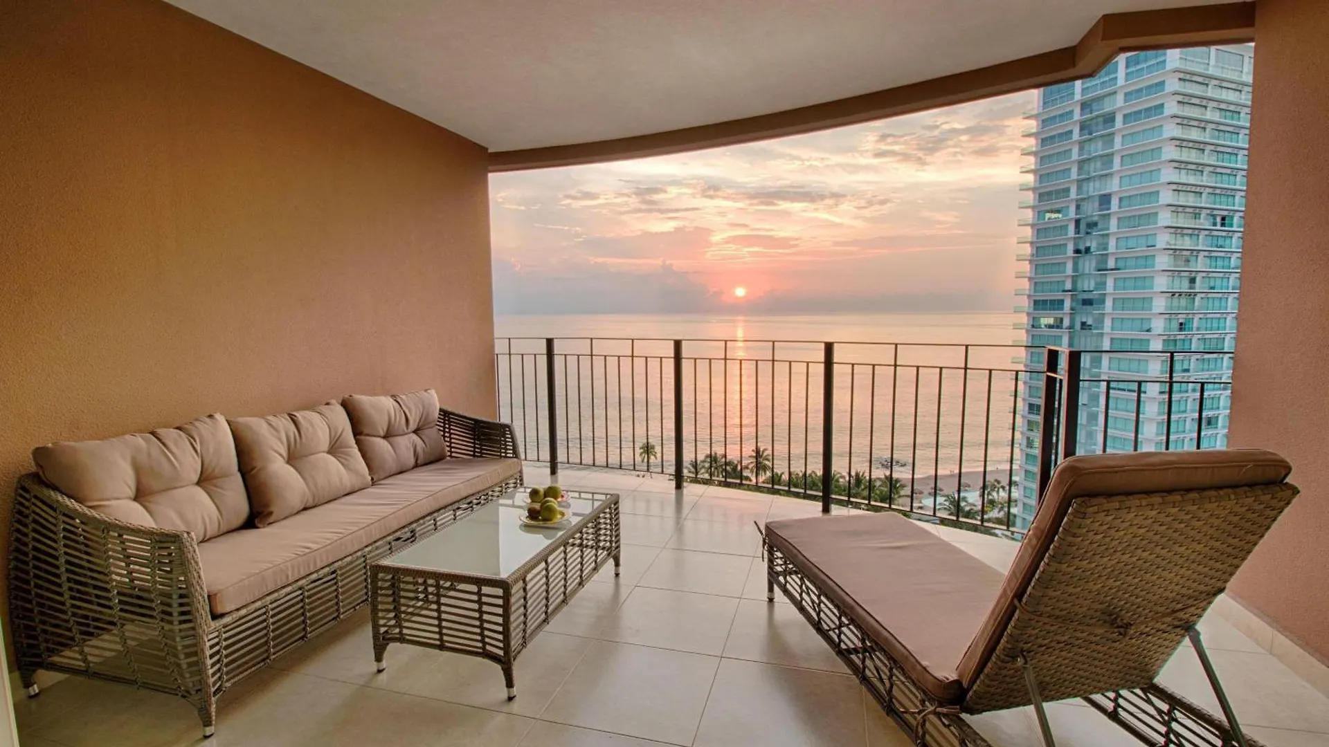 Beachfront 1Br W/ Balcony & Resort-Style Amenities 巴亞爾塔港