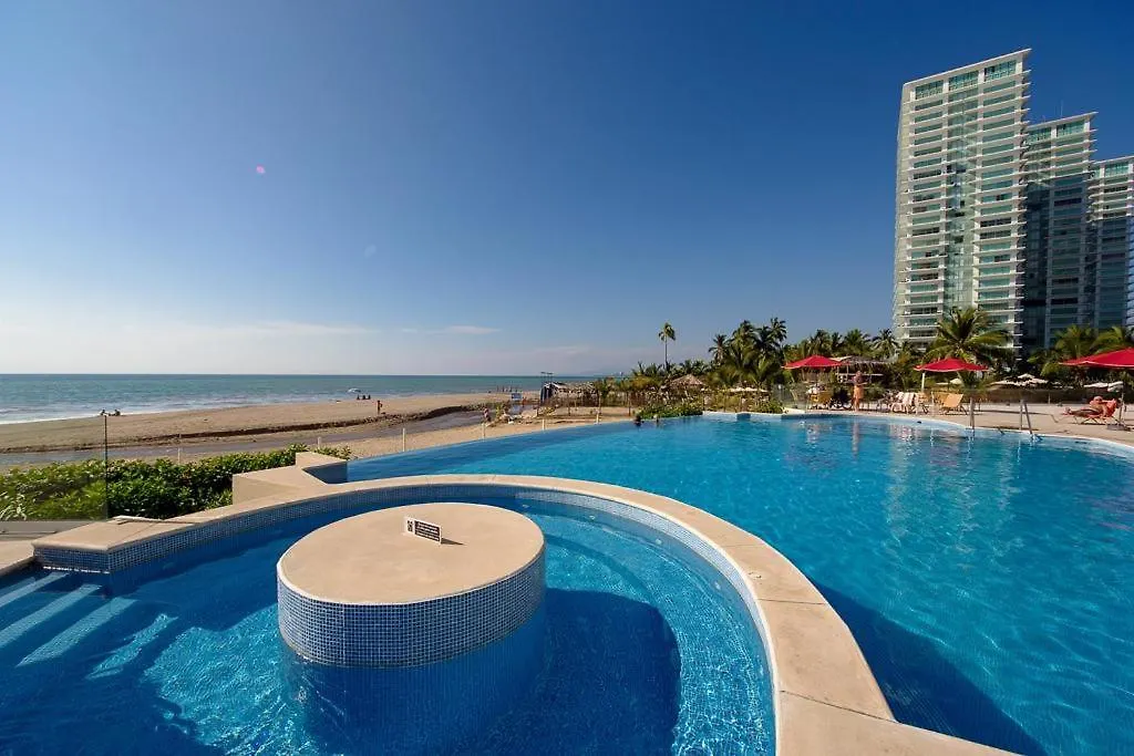 Beachfront 1Br W/ Balcony & Resort-Style Amenities 巴亞爾塔港 度假居