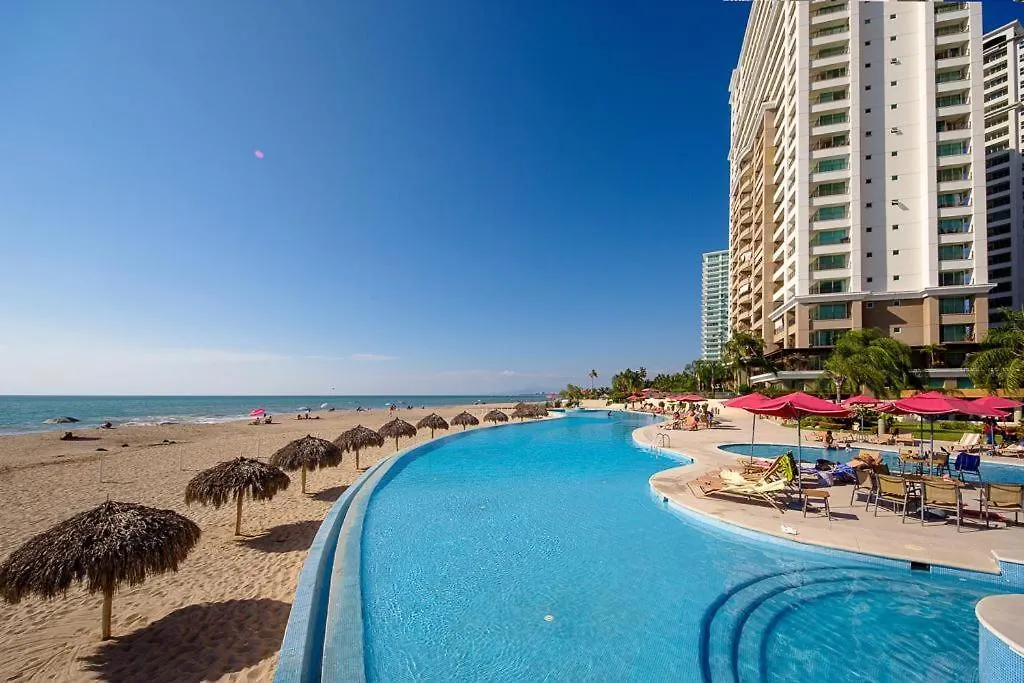 Beachfront 1Br W/ Balcony & Resort-Style Amenities 巴亞爾塔港 度假居